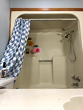 Snapshot of KLoveeee chatting on 11/18/25, 12:37 KLoveeee online show from 11/18/25, 12:37