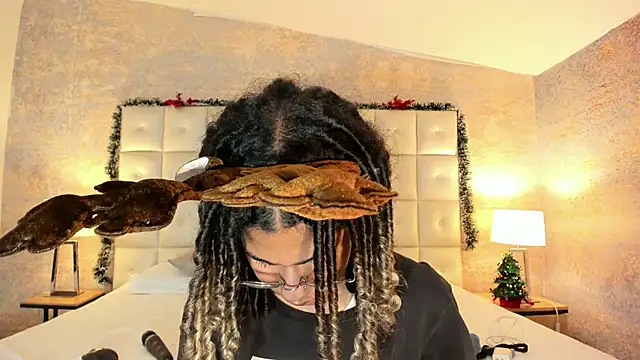 Maxim-Walker online show from 12/18/25, 03:22