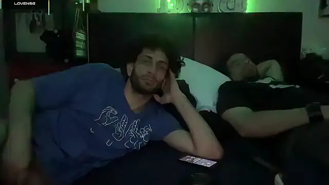 Snapshot of pantslesstraveler_plt chatting on 11/17/25, 12:47 pantslesstraveler plt online show from 11/17/25, 12:47