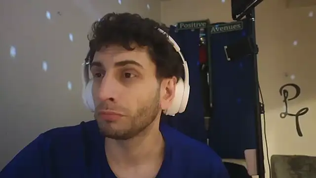 Snapshot of pantslesstraveler_plt chatting on 02/25/25, 12:49 pantslesstraveler plt online show from 02/25/25, 12:49