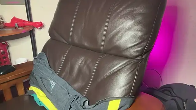 Snapshot of pantslesstraveler_plt chatting on 09/22/25, 08:31 pantslesstraveler plt online show from 09/22/25, 08:31