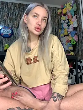 Snapshot of Sextazy chatting on 10/25/25, 12:17 Sextazy online show from 10/25/25, 12:17