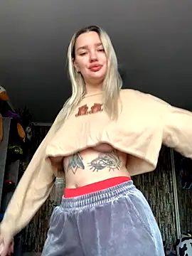 Snapshot of Sextazy chatting on 10/18/25, 09:22 Sextazy online show from 10/18/25, 09:22