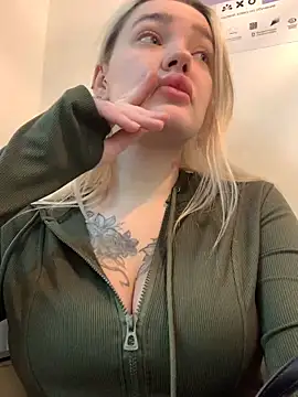 Snapshot of Sextazy chatting on 03/09/25, 11:03 Sextazy online show from 03/09/25, 11:03