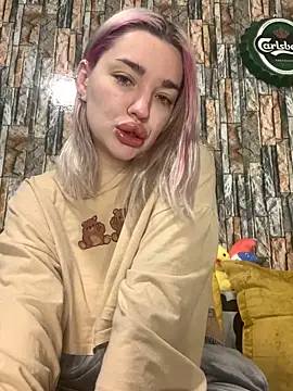 Snapshot of Sextazy chatting on 12/18/25, 12:31 Sextazy online show from 12/18/25, 12:31