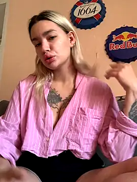 Snapshot of Sextazy chatting on 09/15/25, 10:59 Sextazy online show from 09/15/25, 10:59