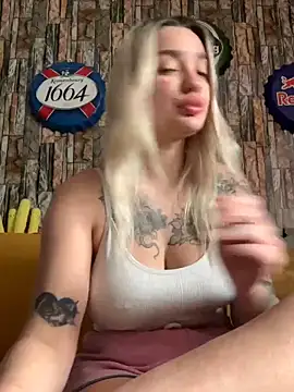 Snapshot of Sextazy chatting on 10/13/25, 08:38 Sextazy online show from 10/13/25, 08:38