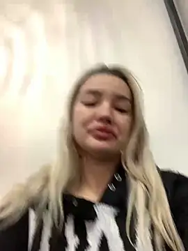 Snapshot of Sextazy chatting on 02/14/25, 09:45 Sextazy online show from 02/14/25, 09:45