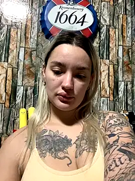 Snapshot of Sextazy chatting on 10/17/25, 02:19 Sextazy online show from 10/17/25, 02:19