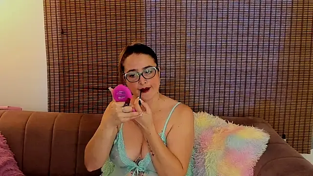 Snapshot of ariana_cross chatting on 05/14/26, 12:02 ariana cross online show from 05/14/26, 12:02