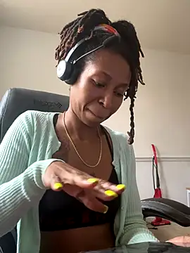 LeyaHoneybuns online show from 11/19/25, 07:25