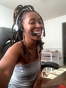 LeyaHoneybuns online show from 12/01/25, 04:30