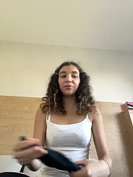 uniquerossie online show from 11/13/25, 10:19