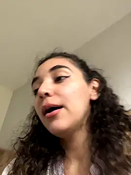 uniquerossie online show from 11/17/25, 09:57