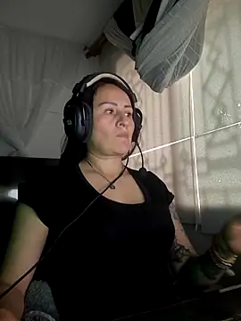 LuisaFernanda170823 online show from 04/13/26, 08:02