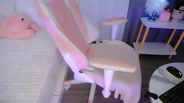 Snapshot of San___San chatting on 04/14/26, 04:50 San San online show from 04/14/26, 04:50