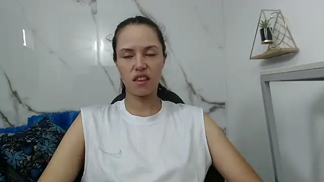 Lindsey8 online show from 05/17/26, 01:44