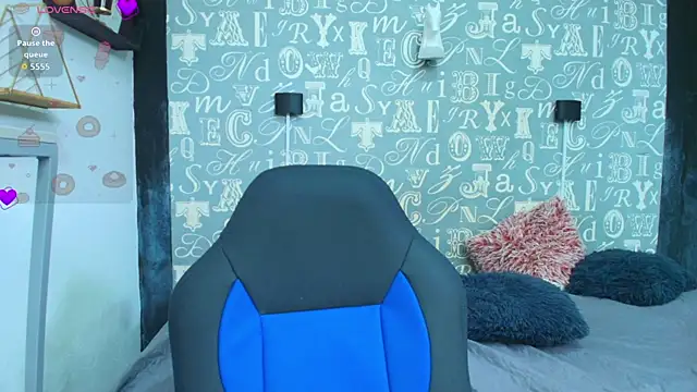 Lindsey8 online show from 10/31/25, 01:52