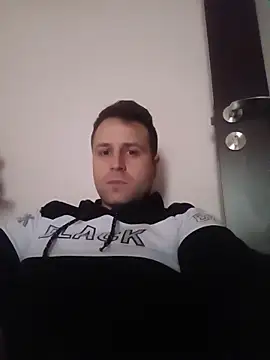 Snapshot of LucianM6 chatting on 11/28/25, 09:09 LucianM6 online show from 11/28/25, 09:09