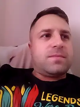 Snapshot of LucianM6 chatting on 11/13/25, 12:42 LucianM6 online show from 11/13/25, 12:42