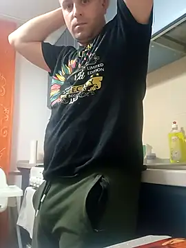 Snapshot of LucianM6 chatting on 11/12/25, 03:05 LucianM6 online show from 11/12/25, 03:05