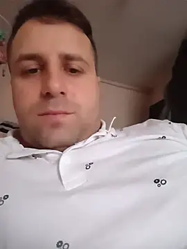 Snapshot of LucianM6 chatting on 11/20/25, 07:20 LucianM6 online show from 11/20/25, 07:20