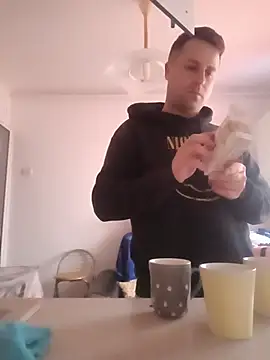 Snapshot of LucianM6 chatting on 11/24/25, 06:35 LucianM6 online show from 11/24/25, 06:35