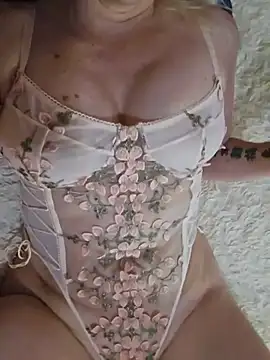 Snapshot of Ina_HotX chatting on 05/19/26, 04:25 Ina HotX online show from 05/19/26, 04:25