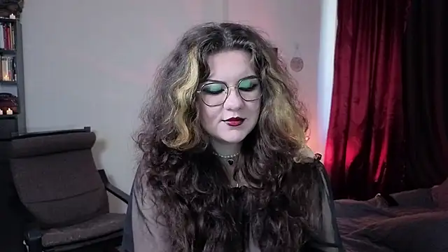 Snapshot of Laura_Karamazov chatting on 09/27/25, 09:48 Laura Karamazov online show from 09/27/25, 09:48