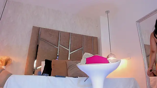 Martinaa Jones  online show from 03/06/26, 12:22