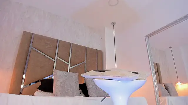 Martinaa Jones  online show from 12/18/25, 12:20