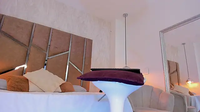 Martinaa Jones  online show from 10/05/25, 06:20