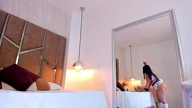 Martinaa Jones  online show from 10/22/25, 08:41