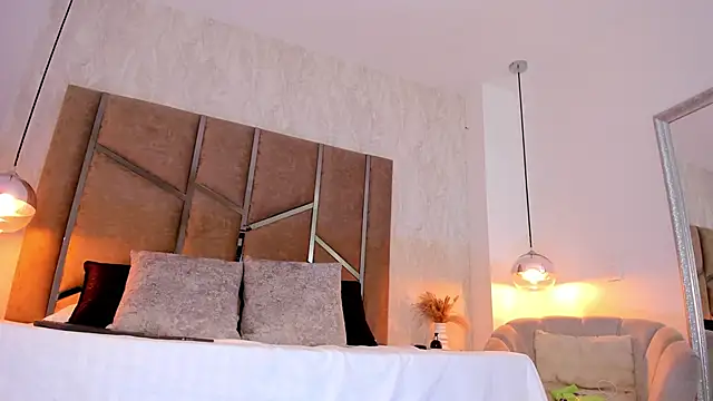 Martinaa Jones  online show from 11/29/25, 08:20