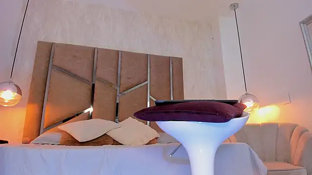 Martinaa Jones  online show from 10/06/25, 07:47