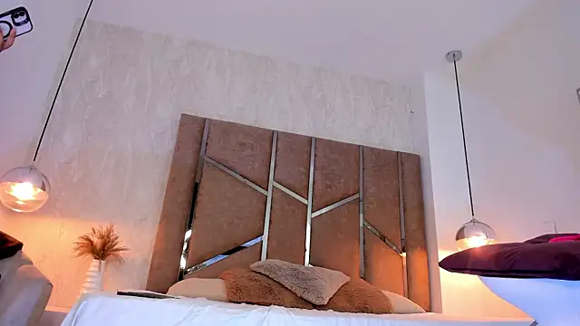 Martinaa Jones  online show from 10/21/25, 07:35