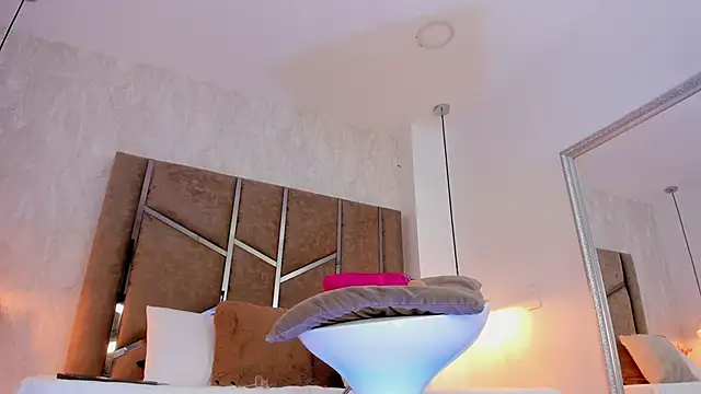 Martinaa Jones  online show from 03/11/26, 12:43