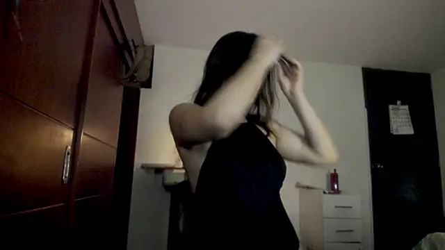 Lucyerobbie online show from 04/14/26, 10:53