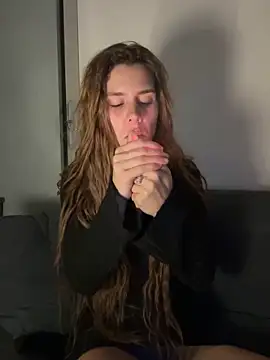 EmiliaCatalina online show from 04/15/26, 01:00