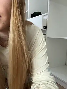 EmiliaCatalina online show from 10/24/25, 09:36