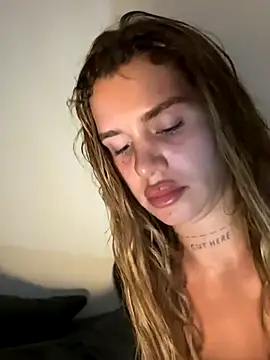 EmiliaCatalina online show from 12/15/25, 11:42