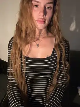 Snapshot of EmiliaCatalina chatting on 06/04/26, 12:04 EmiliaCatalina online show from 06/04/26, 12:04