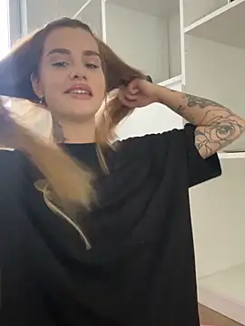 EmiliaCatalina online show from 10/25/25, 08:53