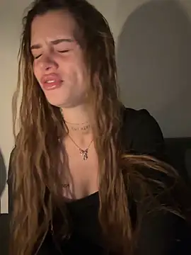 EmiliaCatalina online show from 06/03/26, 12:22
