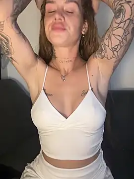 EmiliaCatalina online show from 04/19/26, 12:55