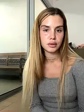 EmiliaCatalina online show from 12/04/25, 08:19