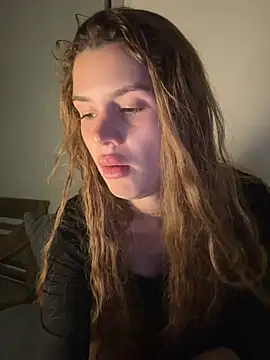 EmiliaCatalina online show from 04/10/26, 11:45