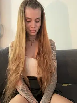 Snapshot of EmiliaCatalina chatting on 07/18/26, 07:22 EmiliaCatalina online show from 07/18/26, 07:22
