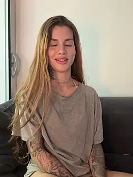 EmiliaCatalina online show from 05/17/26, 04:29
