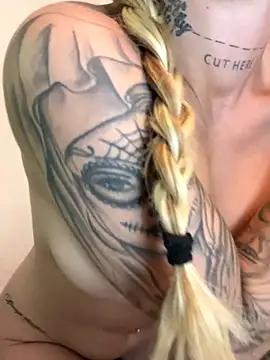 EmiliaCatalina online show from 11/28/25, 08:31